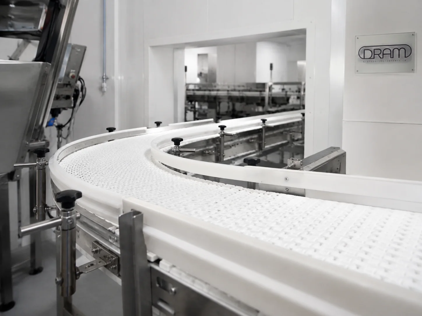 De impact van het materiaal op een transportband